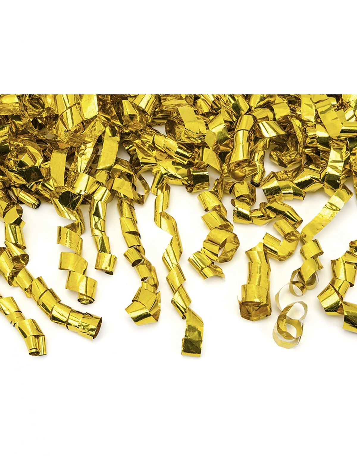 Gros plan sur les serpentins du canon à confettis serpentins dorés pour fête