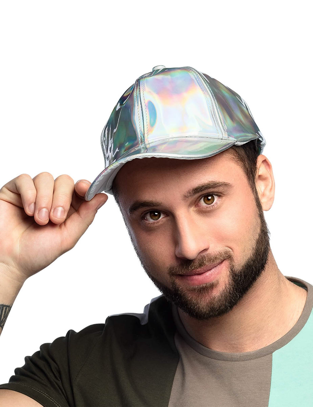 Čelný pohľad na striebornú iridescentnú šiltovku
