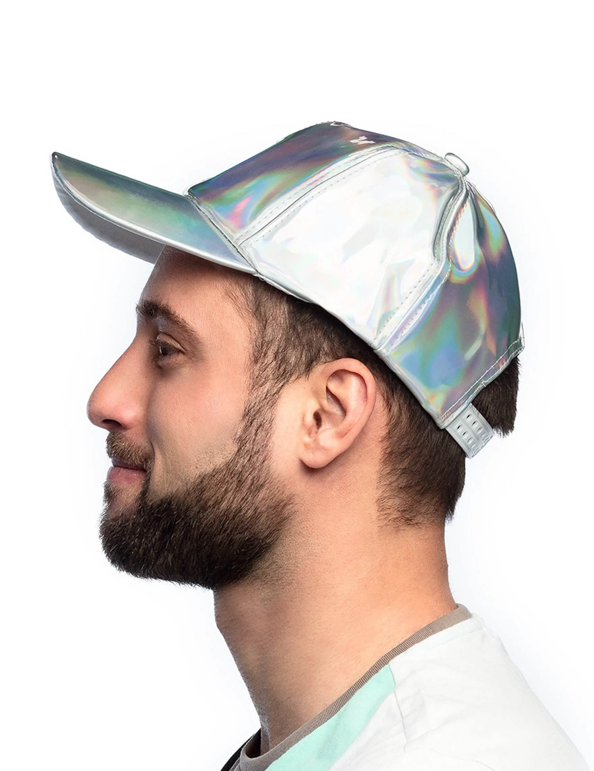 Bočný pohľad na striebornú iridescentnú šiltovku