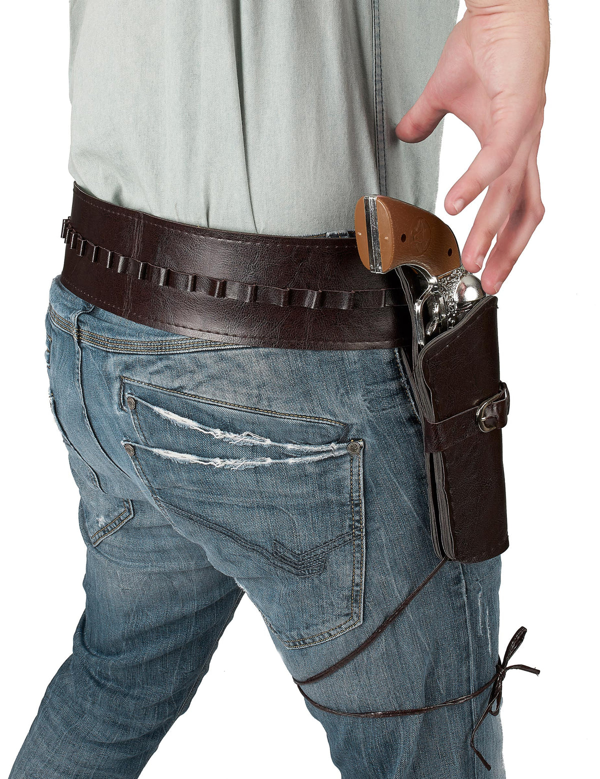 Gros plan sur l'étui et le pistolet de la ceinture avec étui cowboy pour adulte