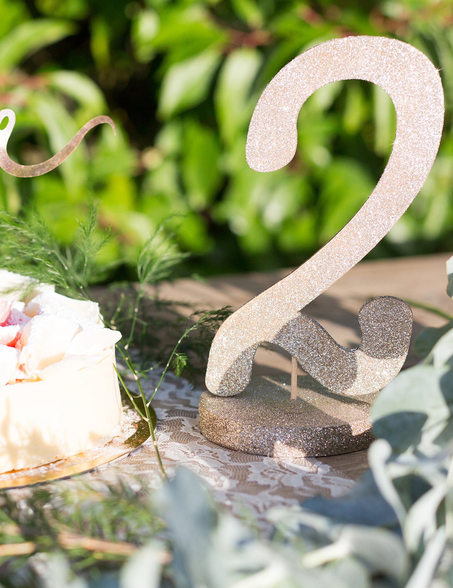 Centrálny prvok číslo 2, trblietavé drevo, farba šampanského 20 cm na podstavci