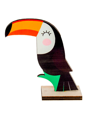 Roztomilý drevený dekoračný stôl s tukanom 10 x 10 cm tropická dekorácia