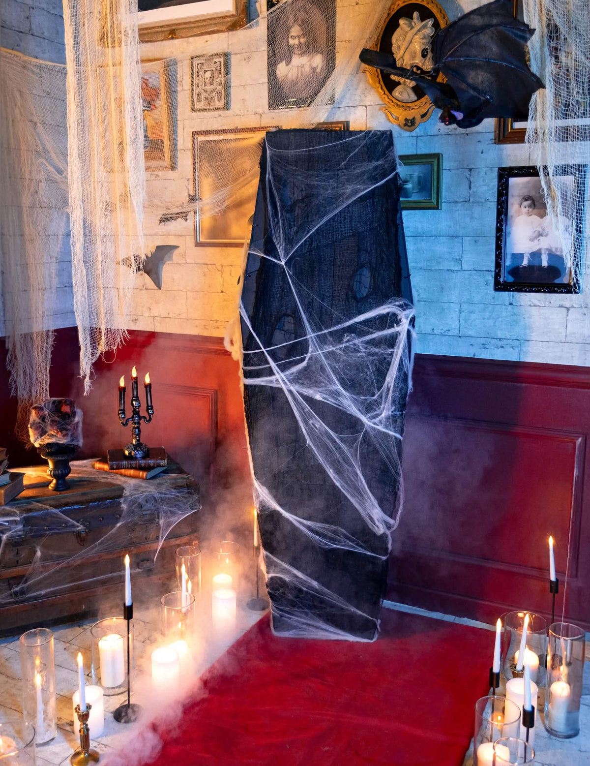 Scéna halloweenskej rakvy na dekoráciu hnedej a čierna s pavučinami