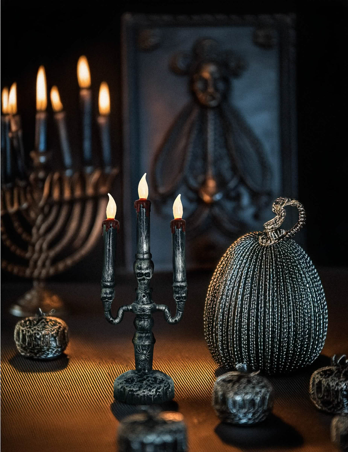 Mise en situation du chandelier à 3 branches LED têtes de mort pour Halloween