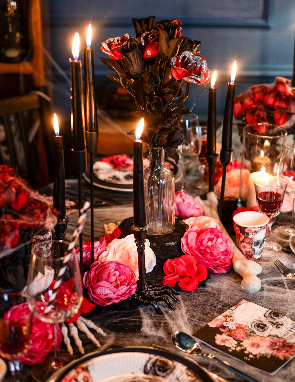 Mise en ambiance sur table d'Halloween du chandelier en résine squelette noir