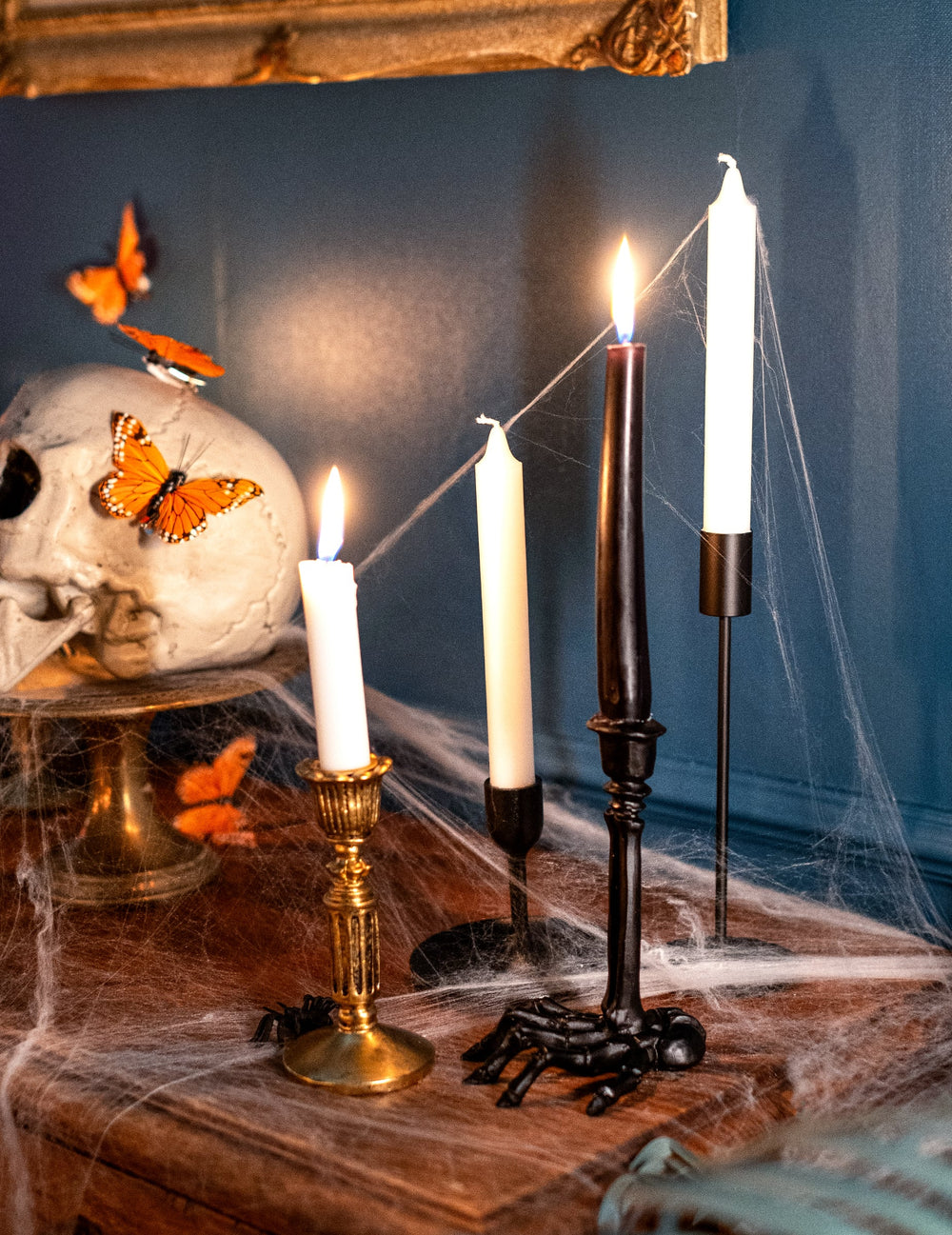 Mise en scène avec bougies et crâne du chandelier en résine squelette noir