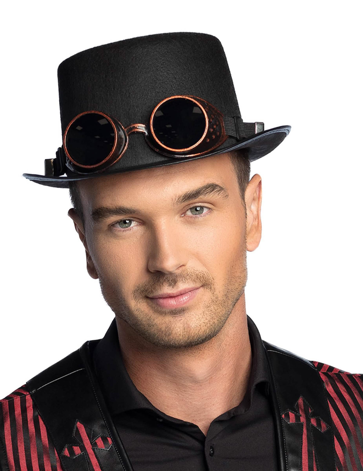 Detailný záber spredu na klobúk s okuliarmi steampunk