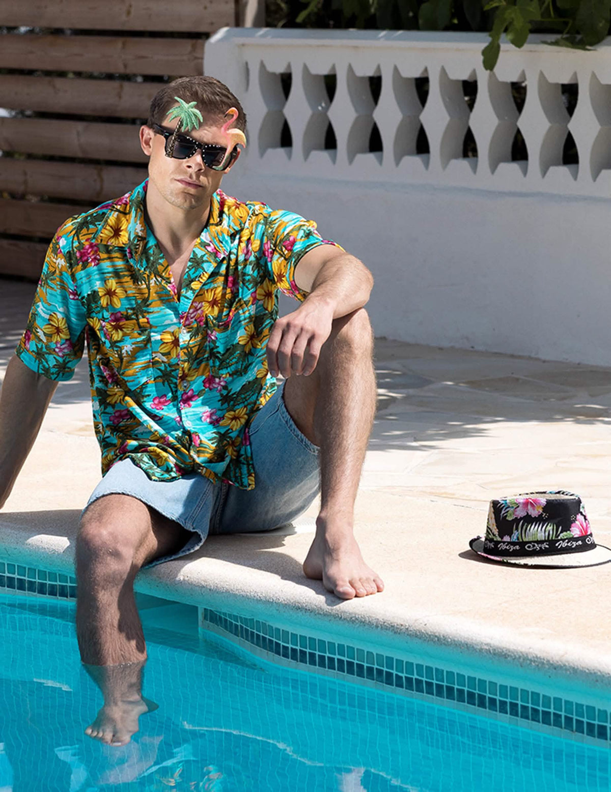 Situácia pri bazéne s klobúkom borsalino ibiza