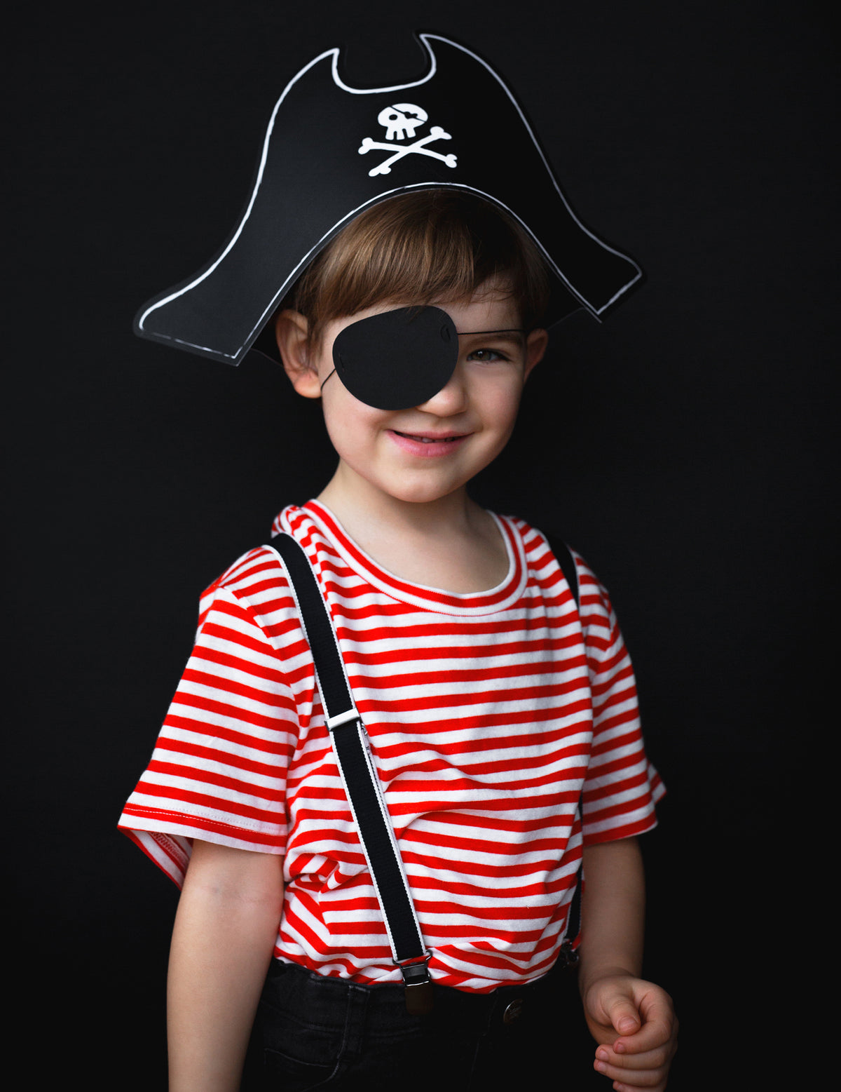 Vue de face du chapeau de pirate et cache œil enfant