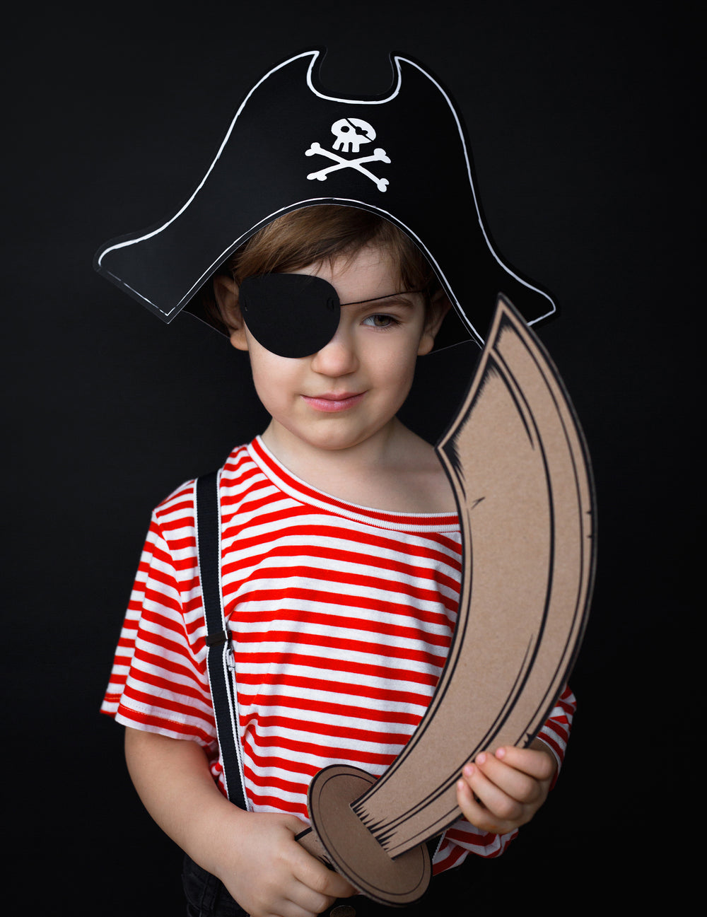 Mise en situation avec épée en carton du chapeau de pirate et cache œil enfant