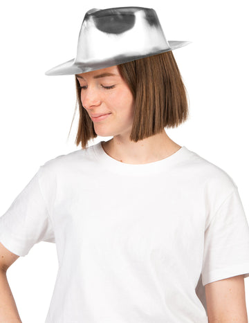 Lesklý strieborný gangsterský klobúk
