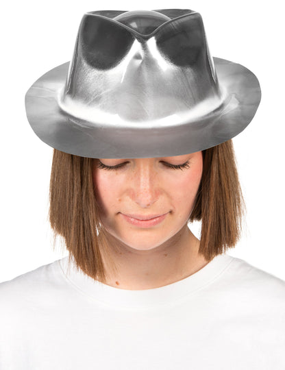Lesklý strieborný gangsterský klobúk