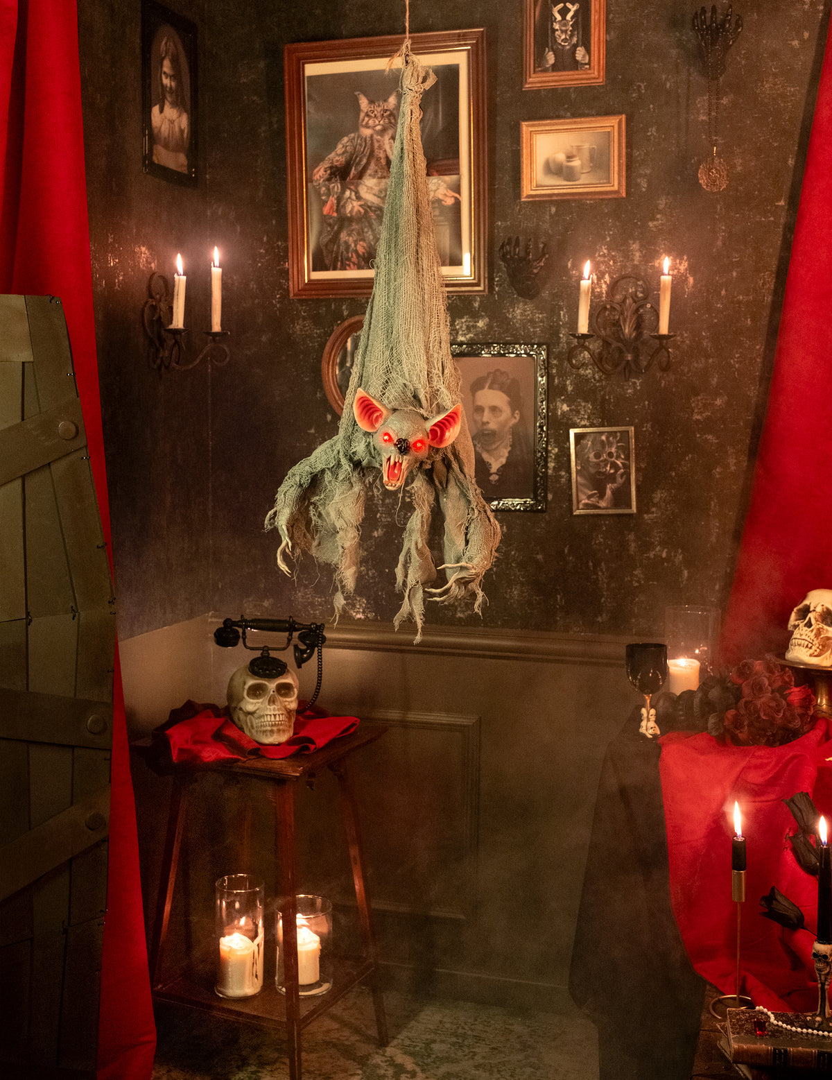 Mise en scène dans un décor hanté de la chauve-souris animée suspendue pour Halloween
