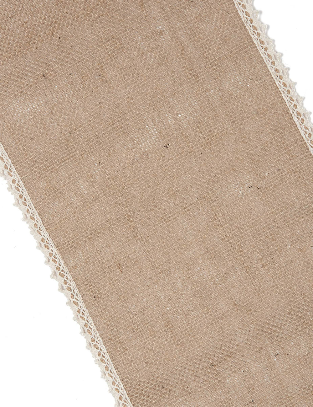 Detail na čipkovaný okraj behúňa stola z prírodnej juty a čipky