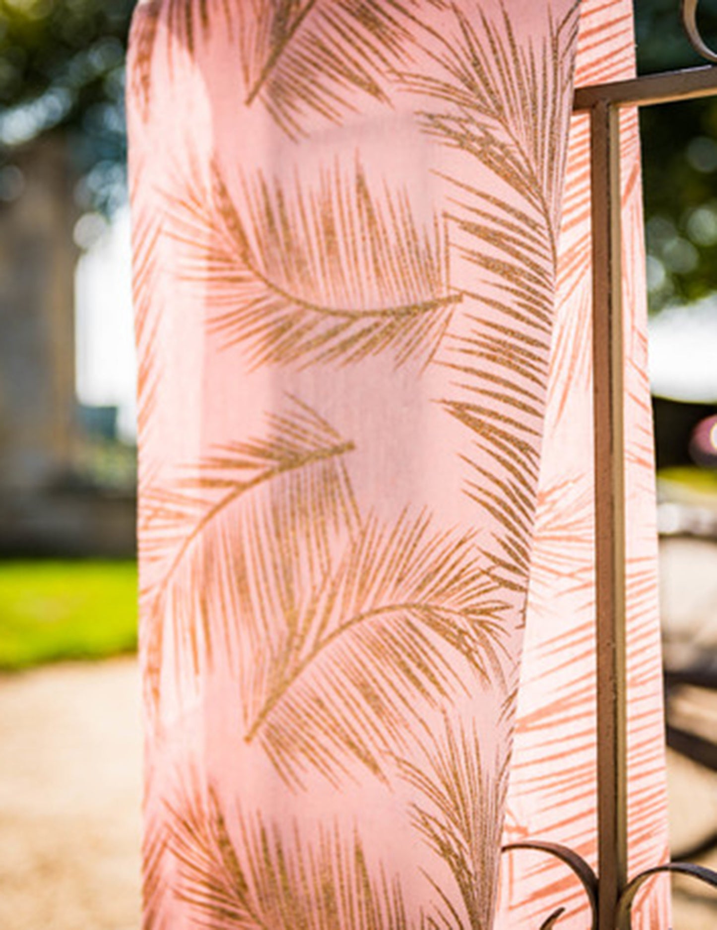 Ľanový prestierací stôl v púdrovej ružovej farbe so zlatými papraďami 28 cm x 5 m tropický