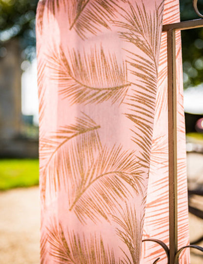Ľanový prestierací stôl v púdrovej ružovej farbe so zlatými papraďami 28 cm x 5 m tropický