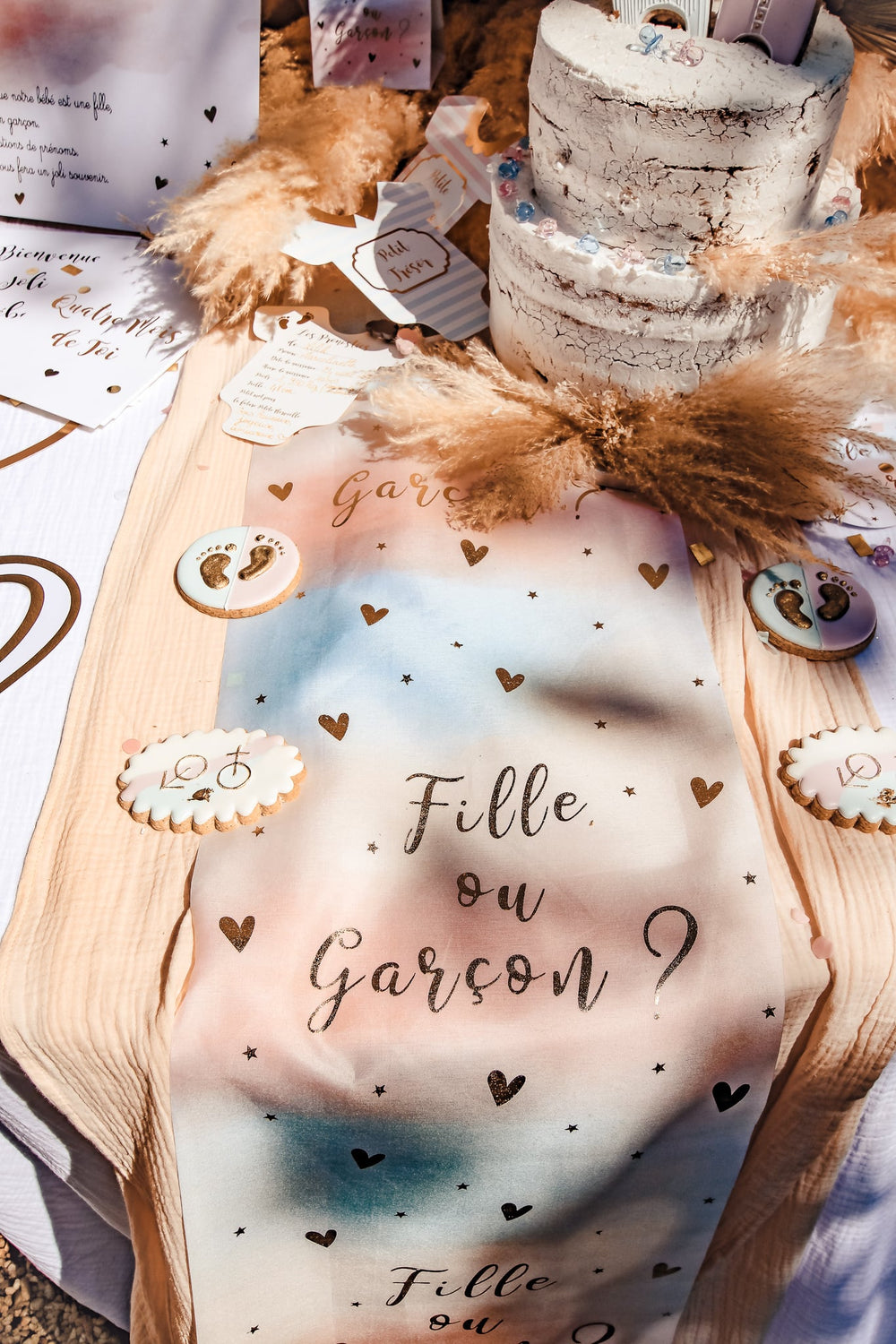 Gros plan sur l'imprimé du chemin de table fille ou garçon
