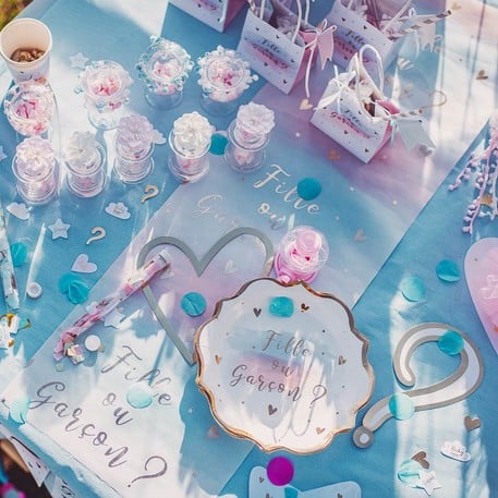 Mise en scène du chemin de table fille ou garçon pour baby shower