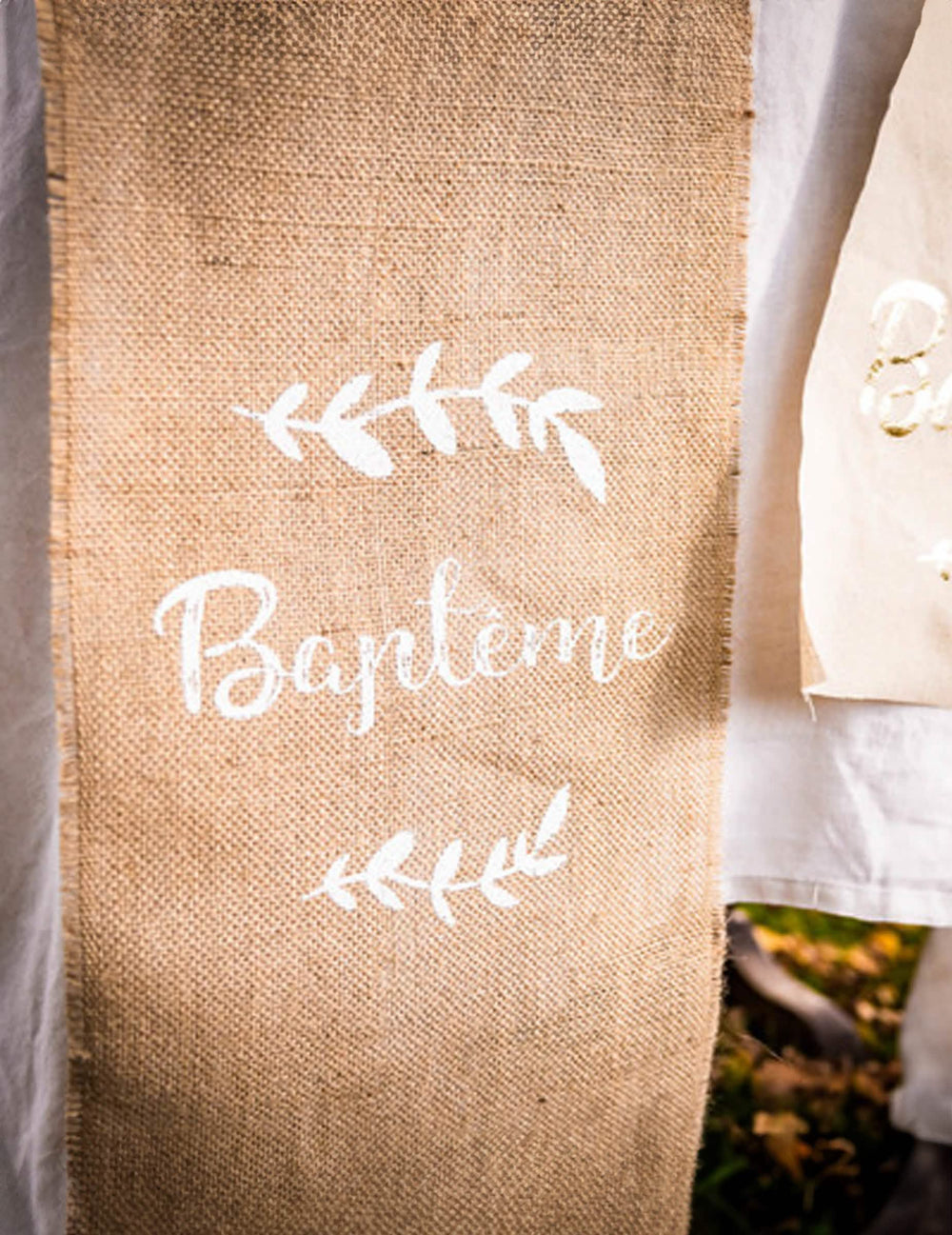 Detail zápisu obrusu na stôl na krst a lístie na oslavu