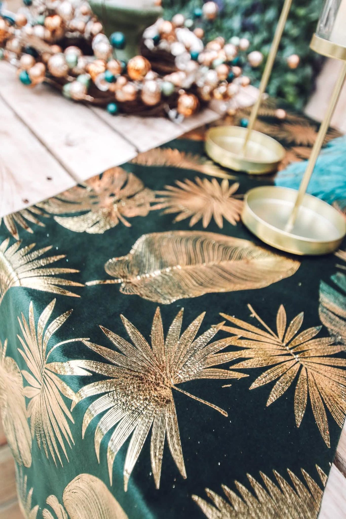 Detail zlatých listových motívov na tropickom chic behúni na stôl