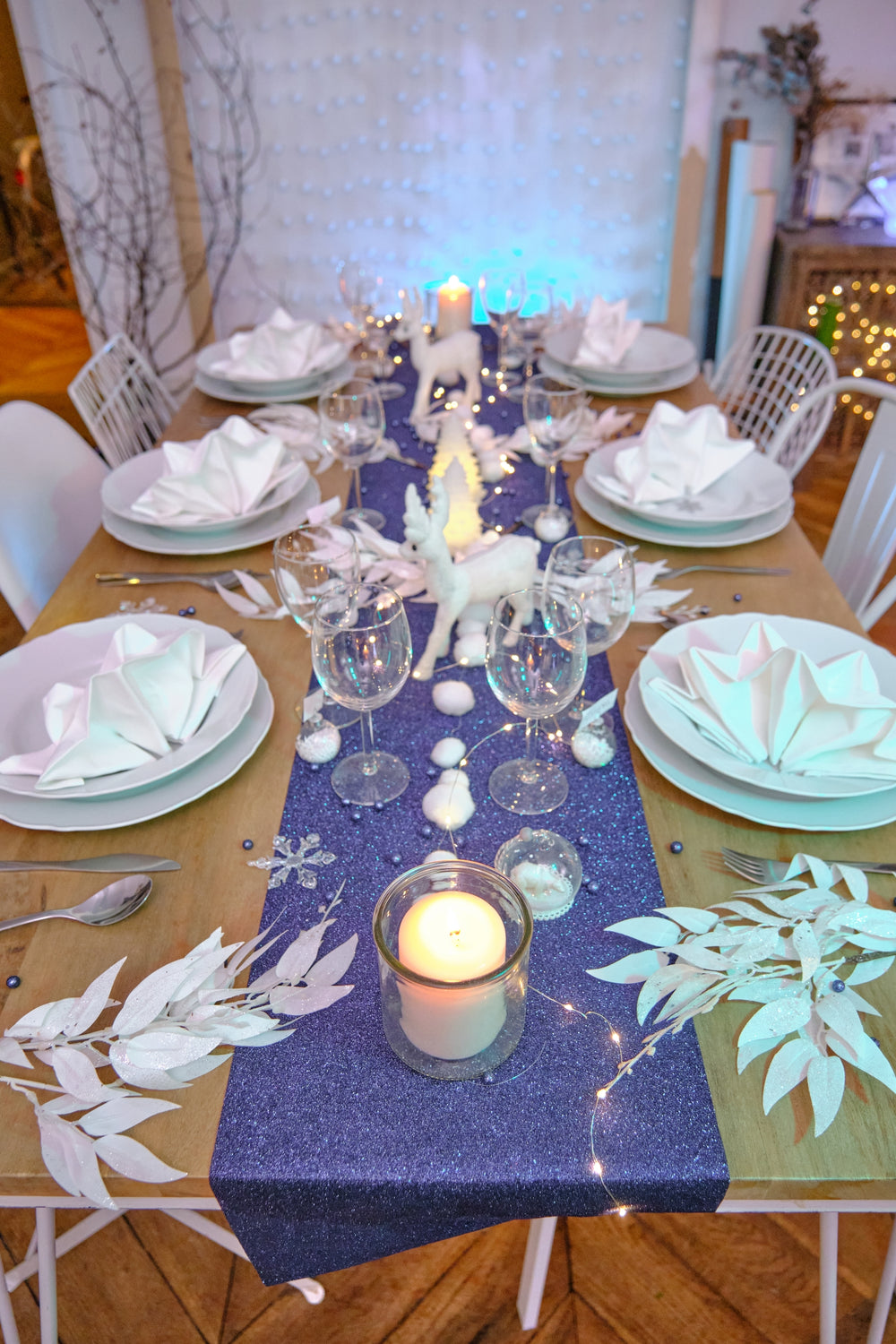 Mise en situation du chemin de table étincelant à paillettes pour décoration de fête bleu marine