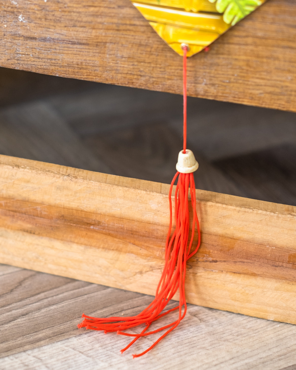 Chemin de table fleur d'hibiscus Hawaï jaune avec pompon rouge
