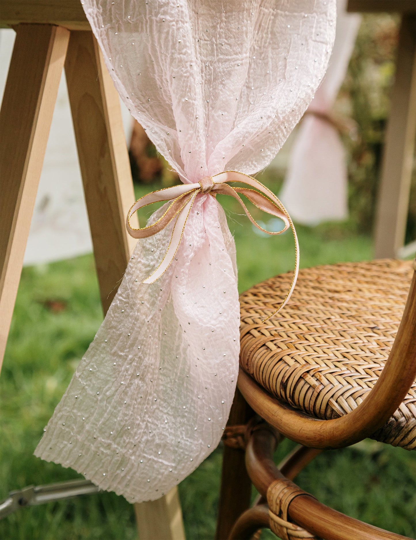 Trblietavý ružový zvlnený behúň so striebornými kamienkami 28 cm x 3 m reliéfny efekt