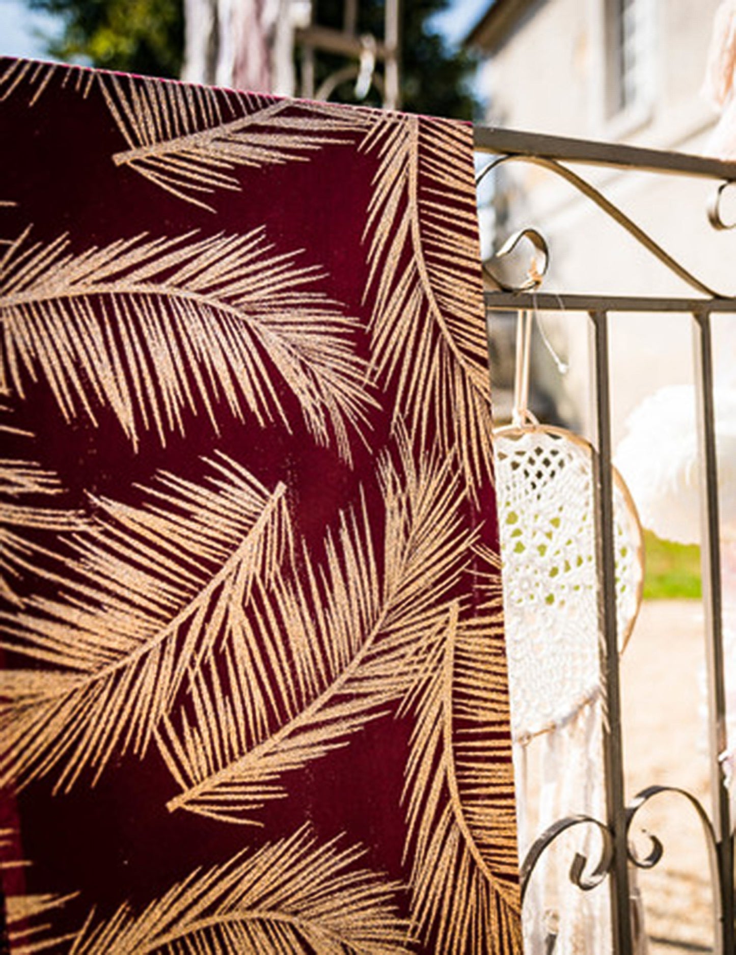 Elegantný a trblietavý ľanový prestierací stôl z marsala ľanu s medenými papraďami, 28 cm x 5 m