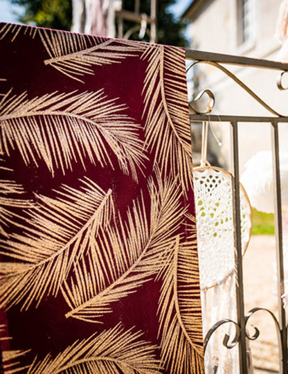 Elegantný a trblietavý ľanový prestierací stôl z marsala ľanu s medenými papraďami, 28 cm x 5 m