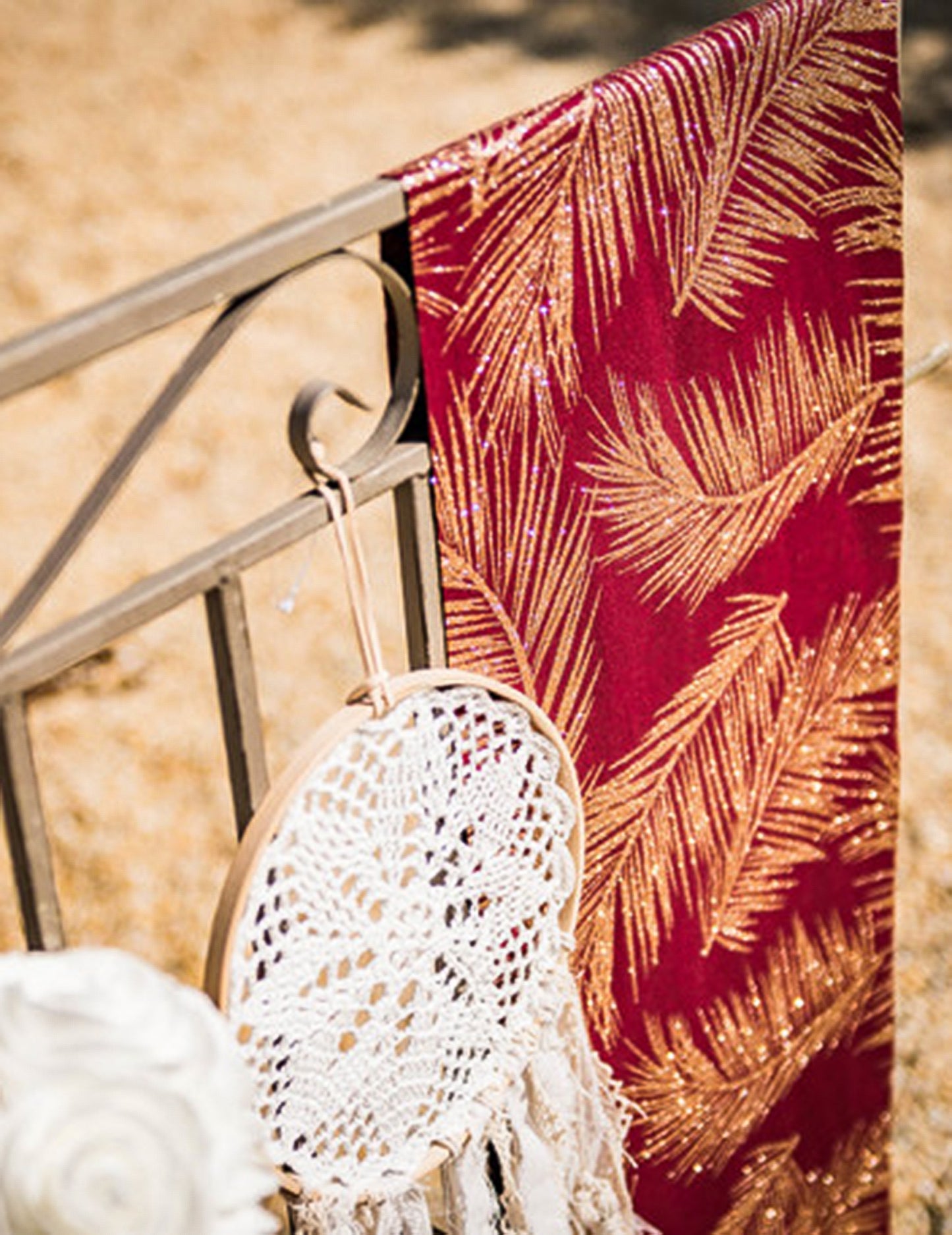 Elegantný a trblietavý ľanový prestierací stôl z marsala ľanu s medenými papraďami, 28 cm x 5 m