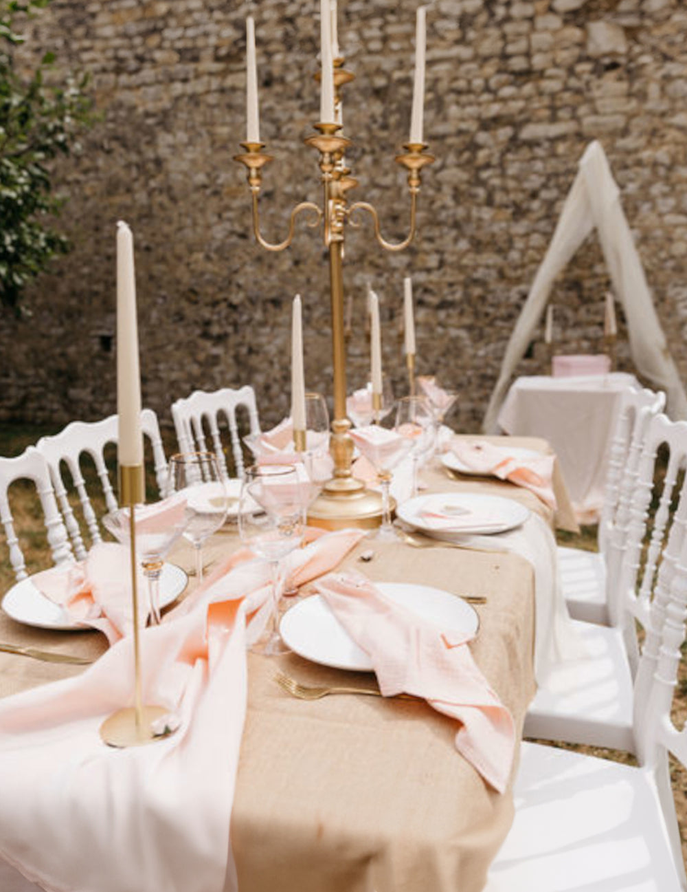 Mise en scène champêtre du chemin de table décoration mariage