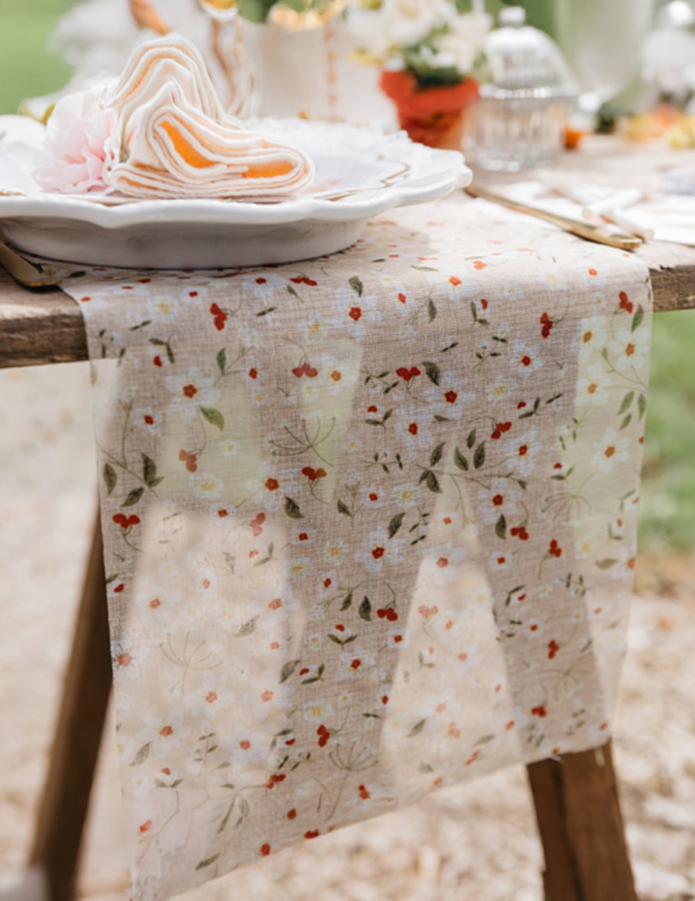 Détail de la retombée du chemin de table à motifs floraux