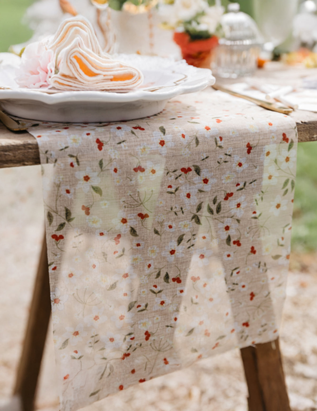 Détail de la retombée du chemin de table à motifs floraux