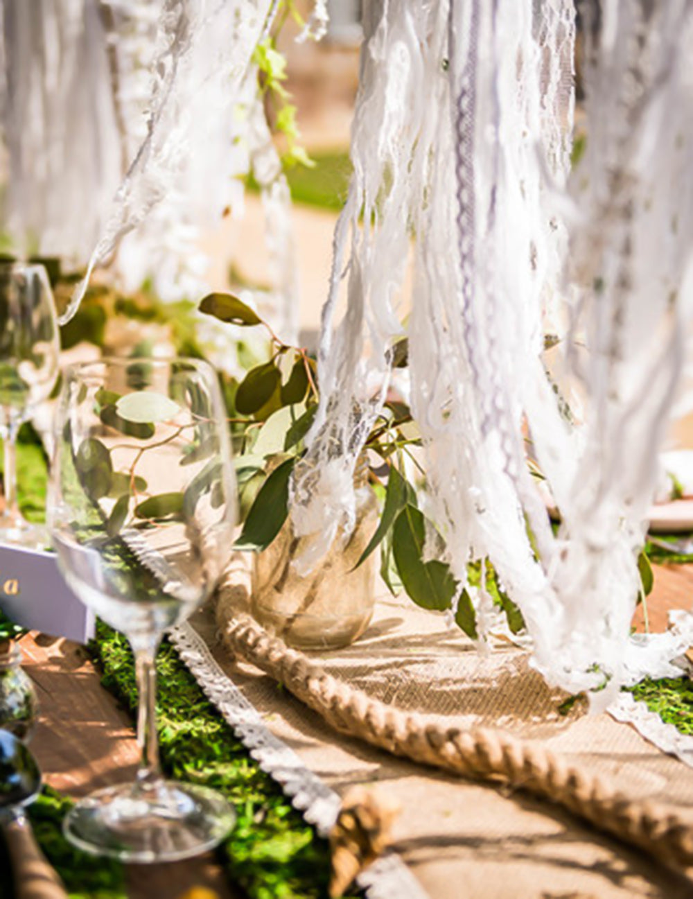 Détail de la décoration du chemin de table végétal en mousse naturelle pour mariage vert