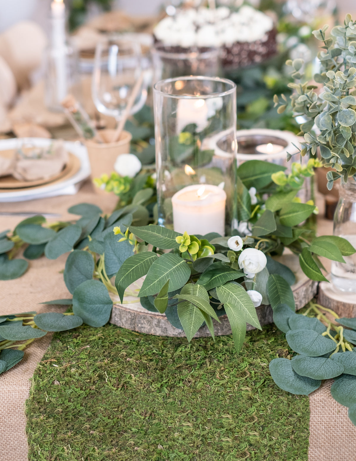 Mise en situation du chemin de table végétal en mousse naturelle pour mariage vert