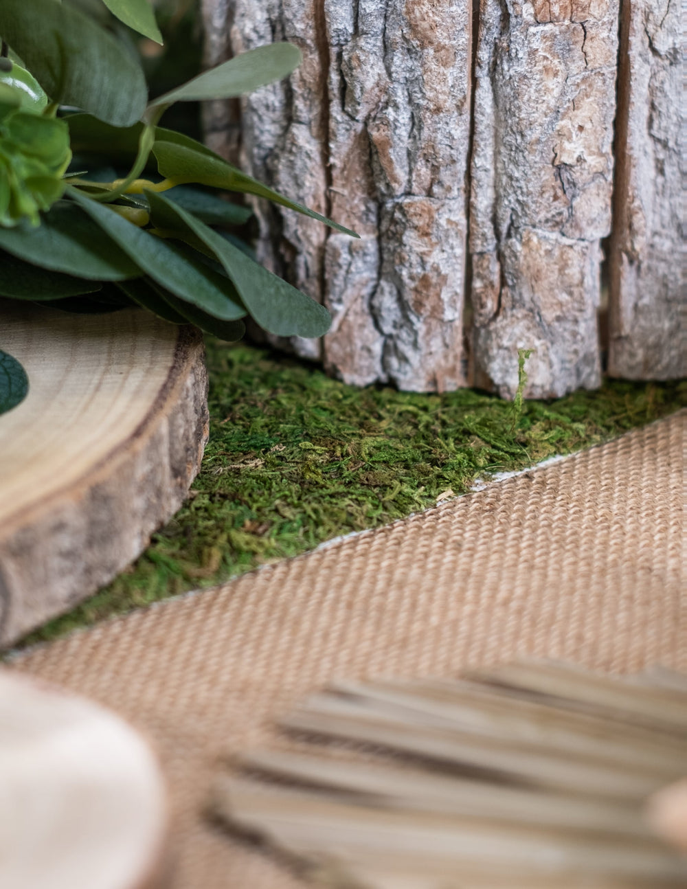 Détail de la mousse et de l'écorce du chemin de table végétal en mousse naturelle pour mariage