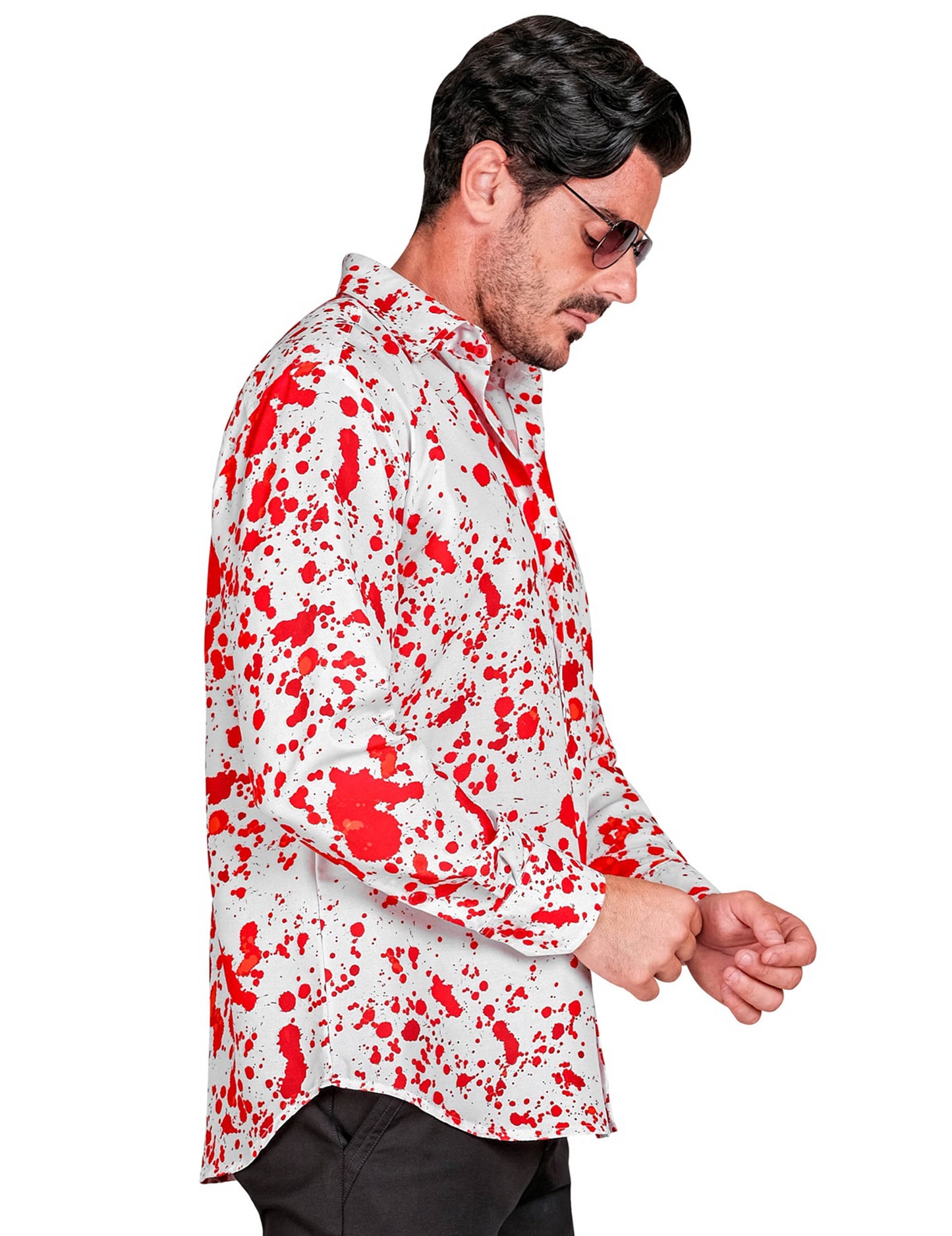 Krvavý muž v bielej košeli