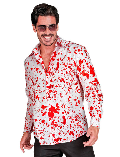 Krvavý muž v bielej košeli