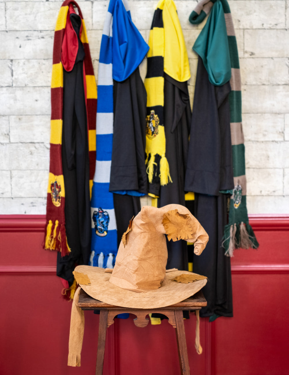 Mise en scène du Choixpeau luxe Harry Potter pour adulte
