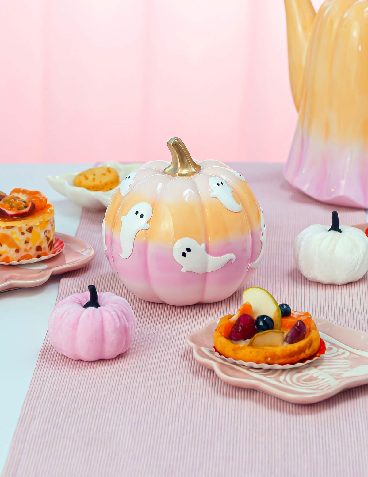 Dekoratívna tekvica Summerween z živice s prechodovými farbami s duchmi 14,5 x 14,5 x 14,8 cm