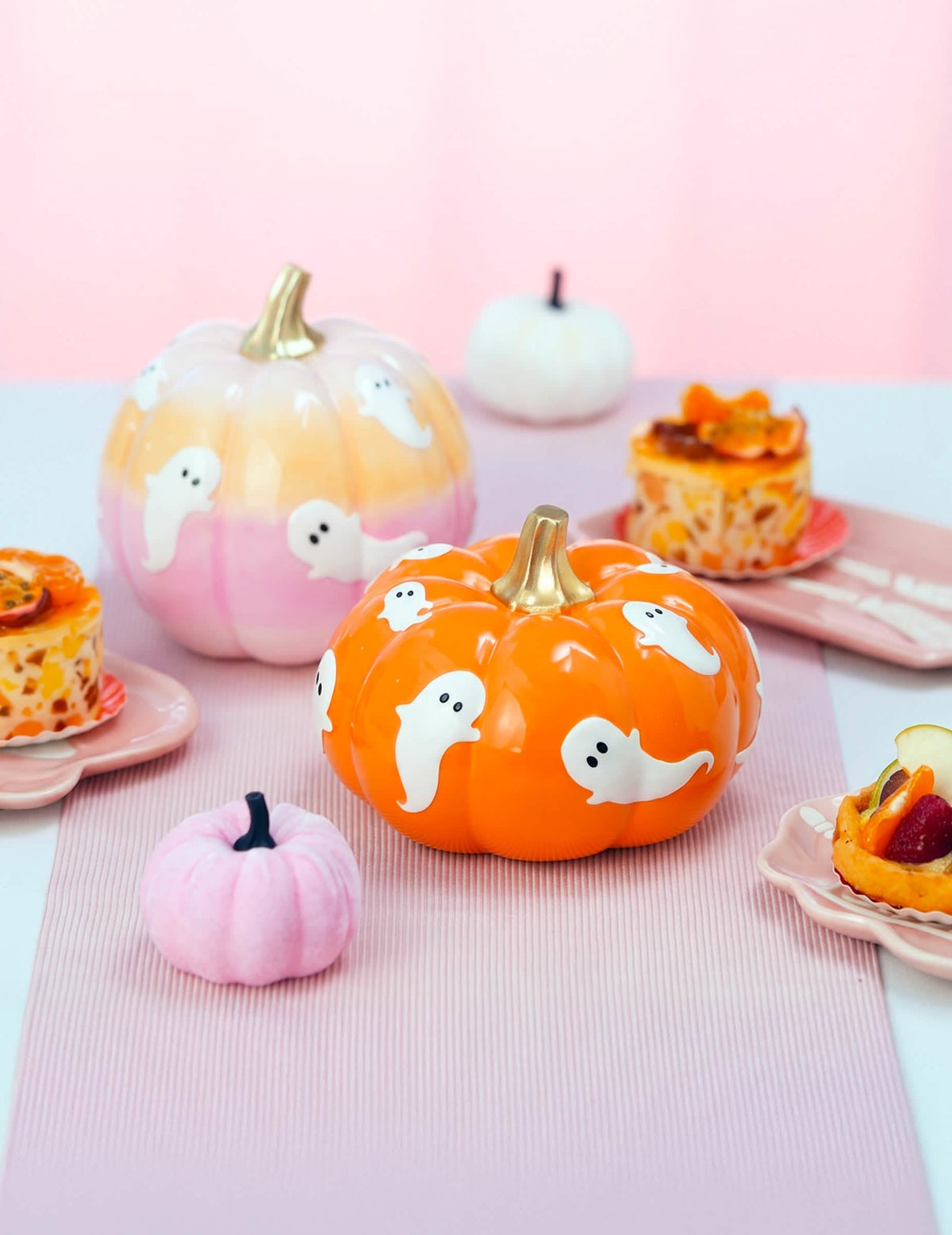 Dekoratívna tekvica Summerween z oranžovej živice s duchmi 15,5 x 15,5 x 11 cm