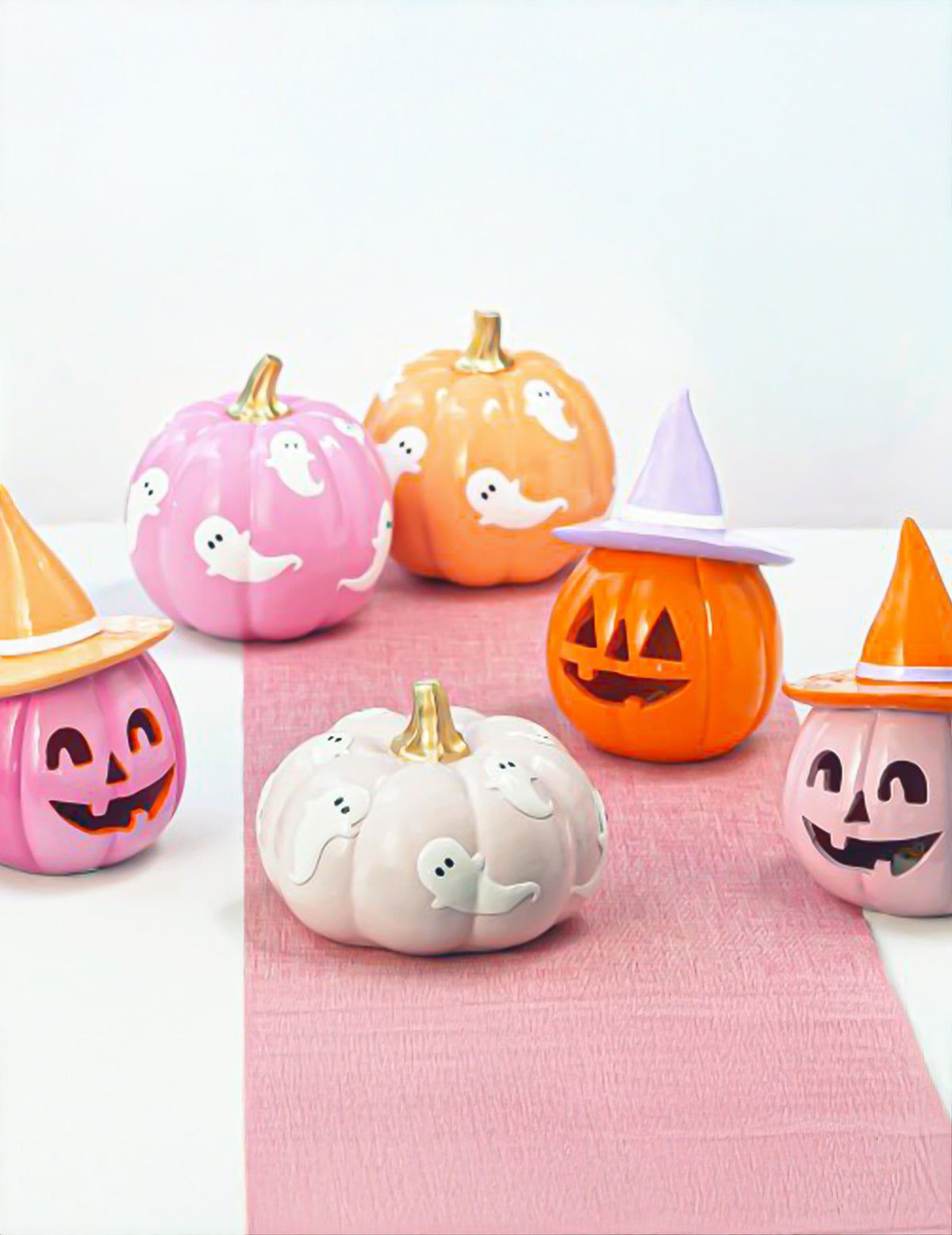 Dekoratívna tekvica Summerween z pastelovo ružovej živice s oranžovým klobúkom 12,5 x 12,3 x 17 cm