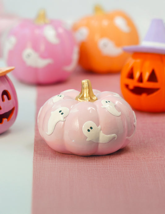 Dekoratívna tekvica Summerween z pastelovo ružovej živice s duchmi 15,5 x 15,5 x 11 cm