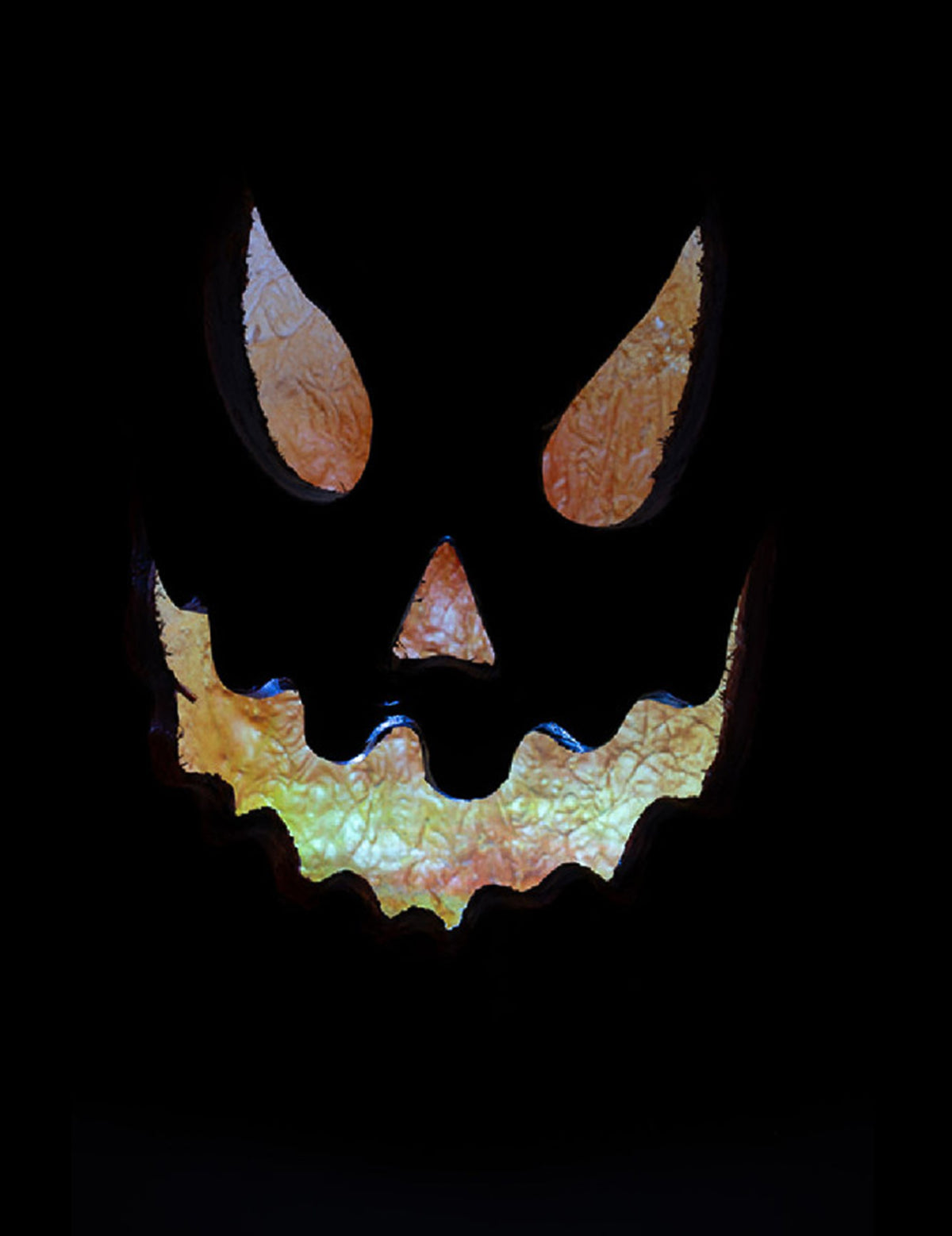 Détail du visage maléfique illuminé de la citrouille lumineuse effrayante pour Halloween