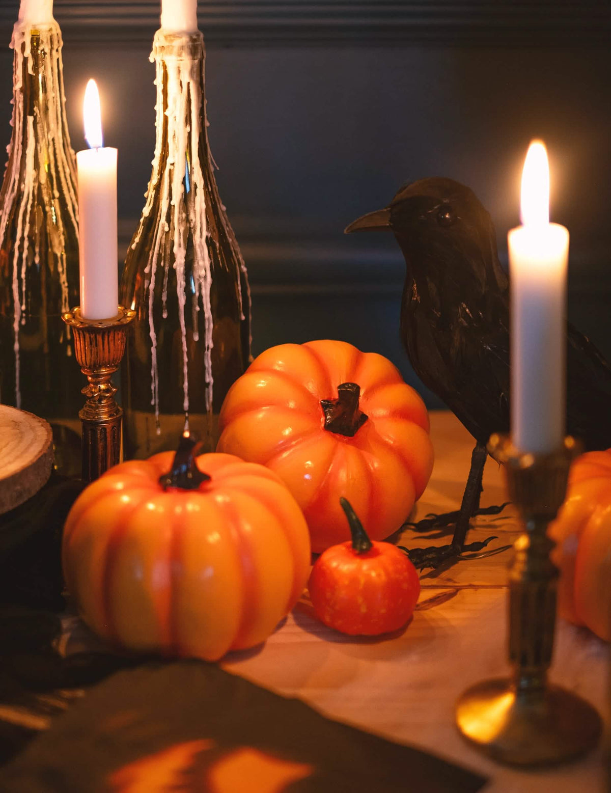 Scéna s havranom a sviečkami tekvice z živice na halloween