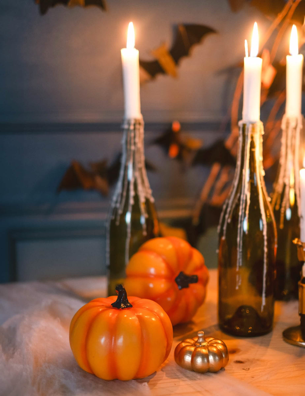Scéna s fľašami a sviečkami z halloweenovej tekvice z živice