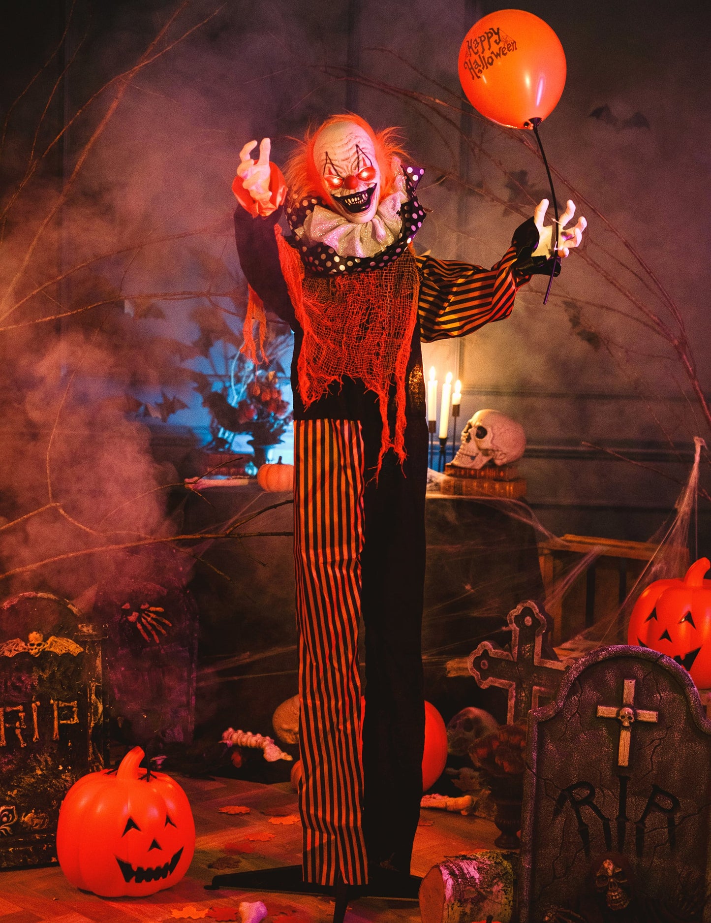 Mise en situation dans un décor d'Halloween du clown maléfique animé sur pied