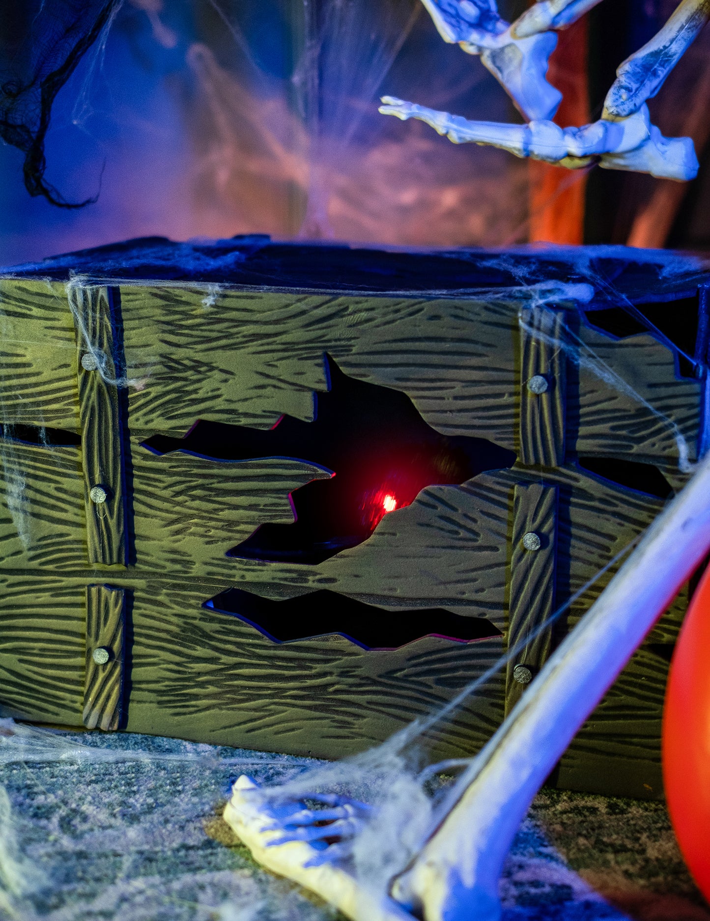 Svetlo a zvuková hrudník so skrytým stvorením 46 x 30 cm