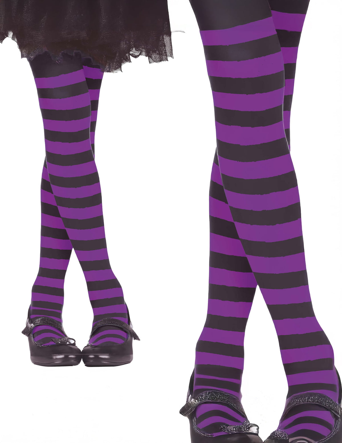 Gros plan sur les jambes des collants noir et violet pour enfant