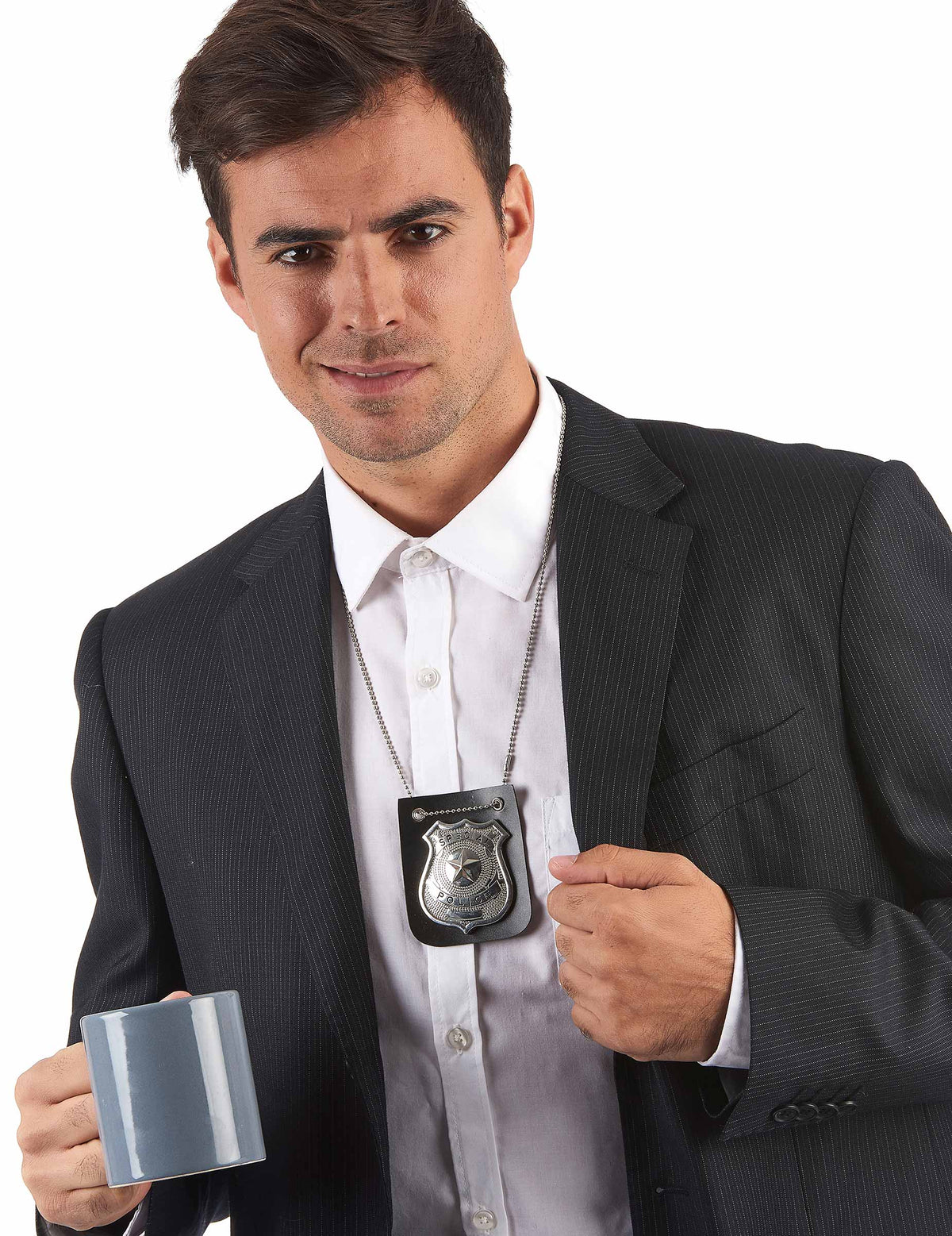 Badge argenté porté sur un costume du collier badge policier